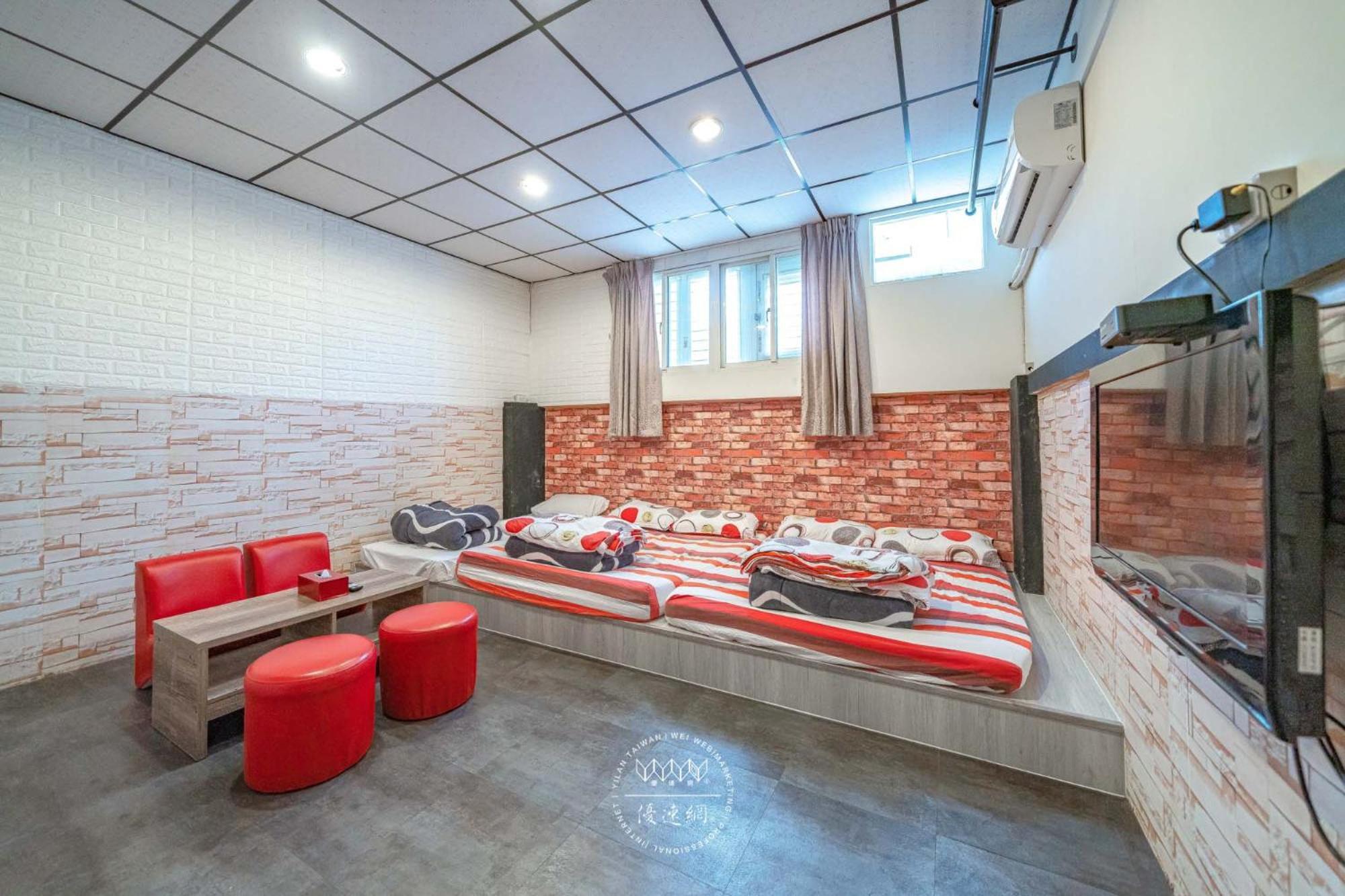 羅東夜市 工業loft旅宿 Loft House Luodong Exterior photo
